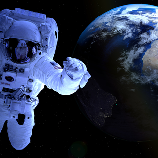 Astronaut mit dem Blick zum Betrachter vor dem Hintergrund der Erde.