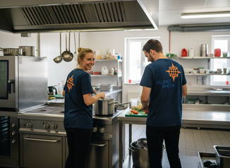Zwei Erlebnisfahrten Mitarbeitende übernehmen in der Lagerküche die Vorbereitung für das Essen im Klassenlager.