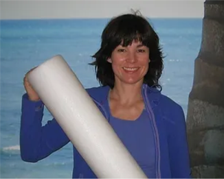 Portrait Insa Werner mit Yogamatte - Pilates Ritterhude