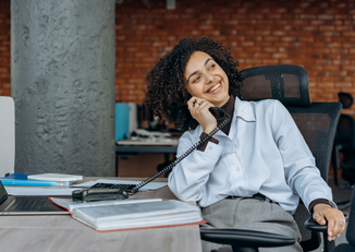 Eine Frau telefoniert mit einer Telefonanlage