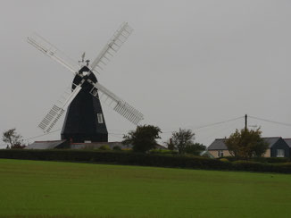 Sehenswürdigkeit Walmer: Die im holländischen Stil erbaute Ripple Windmill mit ihren weißen Flügeln und dem schwarzen Turm hebt sich gut sichtbar von der Umgebung ab.