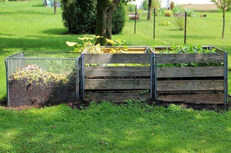 Ein Komposter für Gartenabfälle im Garten
