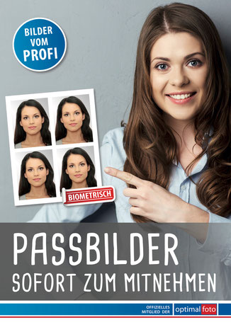 Werbung für biometrische Passbilder mit einer lächelnden jungen Frau, die auf eine Auswahl an Passfotos zeigt. Text auf dem Plakat lautet 'Passbilder sofort zum Mitnehmen', betont durch ein Logo 'Bilder vom Profi’