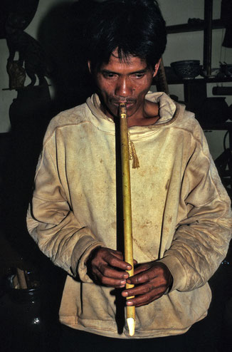 M. Baih de l'ethnie Jörai jouant de la flûte en bambou. © P. Kersalé 1997-2024.