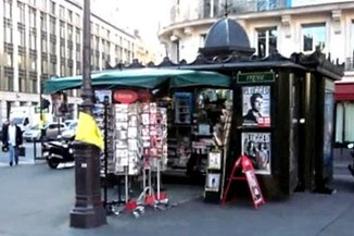 Kiosque de la Bourse en 2011 : cartes postales, souvenirs, boissons fraiches ...