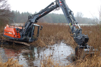 In sechs Stunden Arbeit hat der Bagger benötigt, um die Teich wieder herzustellen. (Foto: NABU R. Meyer,