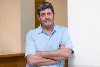 Marc Behnke an der Wand lehnend mit verschränkten Armen