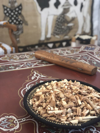 Panière en rafia marocaine; jeu d'awalé africain