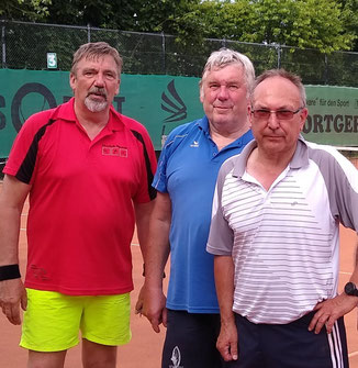 Holten für die AK65 in der Bezirksklasse die Siegpunkte für den Skiclub, v.l.: Karl Wilms, Paul Deitmar und Alex Radtke 