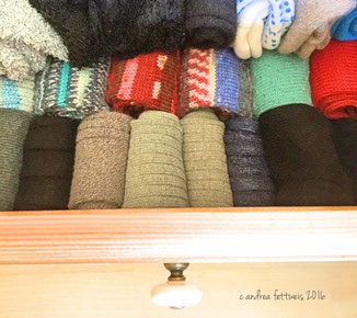 Schublade mit Socken nach der KonMari-Methode geordnet