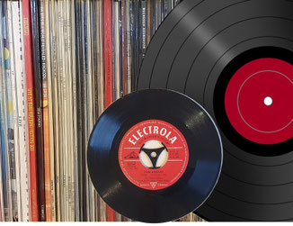 Cover und Schallplatten: 7"-Single und eine 12"-LP (Long Play)