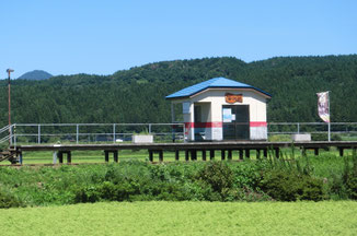 前取り付く島もないような曲沢駅(2023年撮影)
