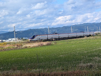 田園地帯を走行する山形新幹線(E8系)