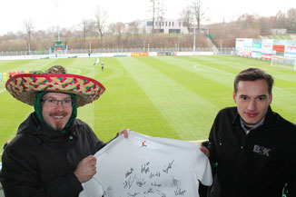 Trikotübergabe im Wiehenstadion beim Spiel gegen Straelen