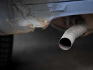 Autohändler dürfen die Verjährungsfrist für Sachmängel nicht einfach verkürzen. Deshalb muss der beklagte Händler nun für die Kosten der Rostbeseitigung aufkommen. Foto: Robert Schlesinger