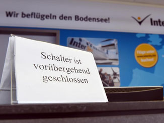 Der leere Schalter der Fluglinie InterSky auf dem Bodensee-Airport. Foto: Felix Kästle/Archiv