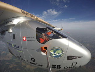 Extrem-Selfie: Bertrand Piccard, Pilot des Sonnenfliegers Solar Impulse 2, scheut keinen Aufwand, um sein Projekt zu promoten. Foto: Solar Impulse/Rezo