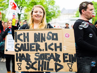 So freundlich demonstrieren Erzieherinnen: "Ich bin so sauer, ich hab sogar ein Schild!" Foto: Daniel Reimann