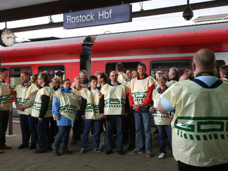 Streikjahr 2015: Die GDL verlangt für 2016 4,0 Prozent mehr Geld, besser planbare Freizeit und einen besseren Sozialschutz für das gesamte Zugpersonal bei dauerhafter Dienstunfähigkeit. Foto: Bernd Wüstneck/Archiv