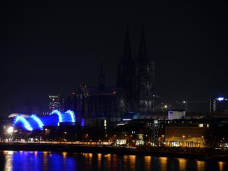 Der normalerweise beleuchtete Kölner Dom erscheint letztes Jahr während der "Earth Hour" als dunkler Fleck in der Silhouette der Stadt. Foto: Henning Kaiser