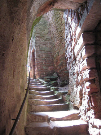 Ein wunderschöner Treppenaufgang auf Burg Fleckenstein