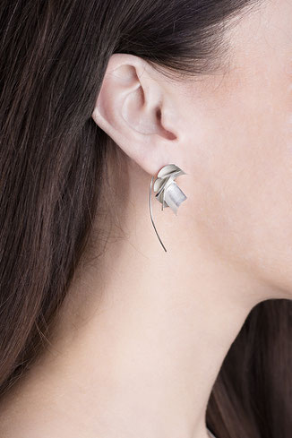 Der Ohrschmuck ALA aus Silber ist wunderbar zart und elegant. Leicht gewölbte, quadratische Plättchen aus feinstem Silber sind fächerförmig zu federleichten Ohrhängern angeordnet. Getragen wirken sie zart und fein, gleichzeitig anziehend & außergewöhnlich