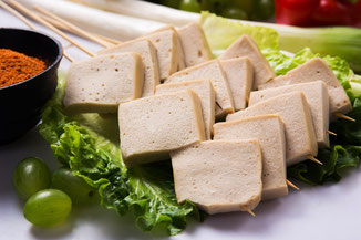 Aufgespießter Tofu zum Grillen