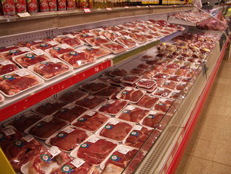 Verpacktes Fleisch im Supermarkt