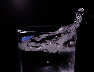 Wasser in einem Trinkglas