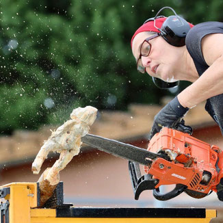 Ragna Reusch-Klinkenberg bei der Arbeit mit der Kettensäge