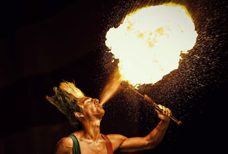 <img src="bilddatei.jpg" alt="Feuerspeien als Entertainment">