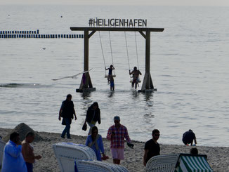 Bild: Die Wasserschaukel von Heligenhafen