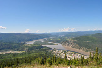 Aussicht auf Dawson City bei der Mietwagenreise durch den Yukon
