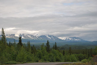 Aussicht über den Kluane Nationalpark auf der Mietwagenreise durch den Yukon