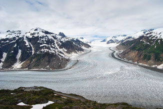 Aussicht auf einen Gletscher im Kluane Nationalpark auf der Mietwagenreise durch den Yukon
