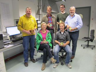 Mitglieder der IG JKK und wissenschaftliche Mitarbeiter der LMU bei einem Besuch im Institut für Lebensmittelsicherheit der Ludwig-Maximilians-Universität München. 
