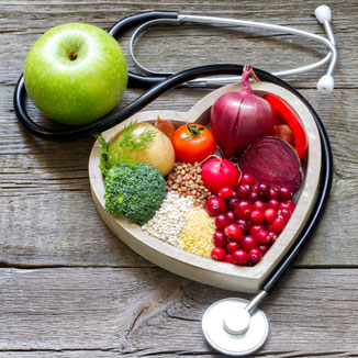 Obst und Gemüse neben einem Stetoskop