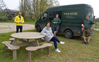Freuen sich über das neue Kurpark-Mobiliar: Nikolas Häckel, Maren Ehmke, Jan-Luka Thevagt und Marwin Dose (v.l.) Fotos: Deppe