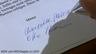 Charlotte und Otto unterschreiben den Mietvertrag für das "Charlotto"