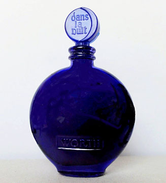DANS LA NUIT : EAU DE TOILETTE - GROS PLAN SUR LA MINIATURE DITE "MONTRE"