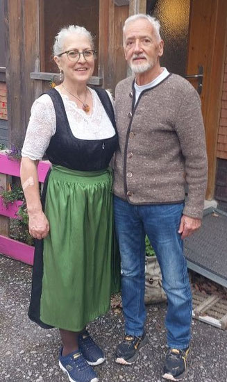Das Wirtepaar Lisa und Joe Broder auf der Vorderwengi