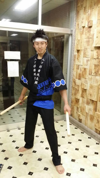 袖と裾に青い柄を入れてみました!!鉢巻も変わっています!