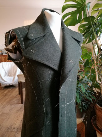 Jagdmantel Greatcoat bespoke overcoat in der Vorbereitung zur Anprobe bei Herrenmaßschneider Manuela Leis ini Berlin  Mantellexikon m.leis MAENTEL Maßmantel Maßanfertigung Mantel nach Maß schneidern lassen, Bespoke Coat, Maßmantel, Herrenschneider Berlin