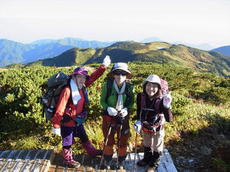 朝日岳山頂から少し東に下るとこれから行く栂海新道方面が見える