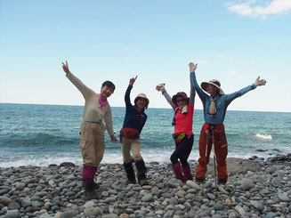 その上、まだ、海岸まで行って海水に触れて登山を終了。