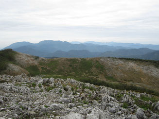 現在の山頂から望む最高点から西南尾根あたり。剥げた山肌が痛ましい。