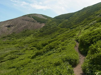 9合目を過ぎ、外輪山へと進みます
