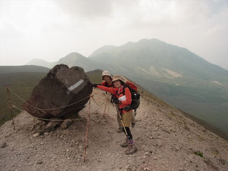 登山道にこんな大きな火山岩が