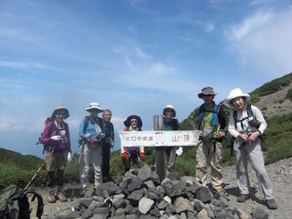 北山(1,843.4m)直下の分岐点で(外輪山に到着)
