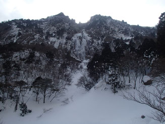 中央にロープが１本　垂れています。誰かが登っている